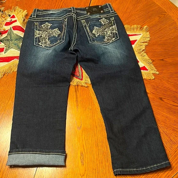 MISS ME⭐️LIKE NEW⭐️Cropped CROSS JEANS👖with Bling Size 29 Dark Wash JP5771P💙 - Picture 9 of 13